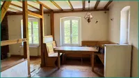 Offenes Esszimmer in der Dachgeschosswohnung mit maßgefertigter Eckbank