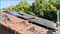 Blick auf das linke Hausdach mit Fotovoltaikpannele