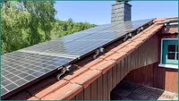 Weitere Fotovoltaikpannel auf der rechten Dachseite