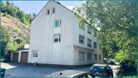 Gebäudeansicht von der Zufahrt links