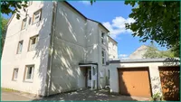 Hauseingang rechts mit Garagenhof