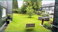 Blick vom Esszimmer in den Gemeinschaftsgarten