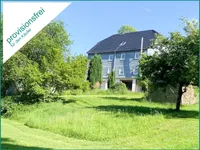Hausrückseite vom unteren Teil des Grundstücks mit Banner
