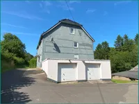 Zwei weitere Garagen an der rechten Hausseite
