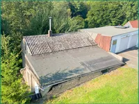 Alter Stall mit weiterer Garage