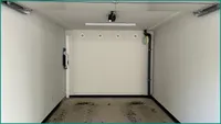 elektrischem Torantrieb und Wallbox