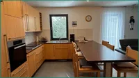 Einbauküche mit Esstisch und...