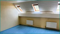 Großes Schlafzimmer mit drei Dachfenstern