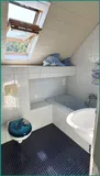 Vorderes Badezimmer mit Badewanne