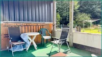 Terrasse mit Überdachung und Blick ins Grüne