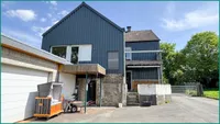 Hausrückseite mit Garagen und Kelleraus- bzw.-Zuganggang