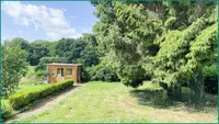 Blick auf einen Teil des hinteren Grundstücks mit Gartenhaus