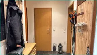 Diele mit Garderobe im Eingangsbereich des Erdgeschosses