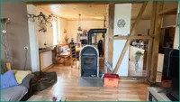 ...mit Blick auf den Kamin und offenes Fachwerk mit...