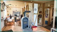 ...Gemütlichkeit im Wohnzimmer mit Kachelkaminofen