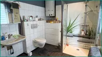Großes neuwertiges Badezimmer im Erdgeschoss mit...
