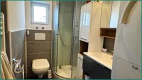 Neuwertiges Badezimmer mit Viertelkreisdusche im Dachgeschoss