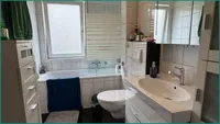 Modernes Badezimmer mit Fenster