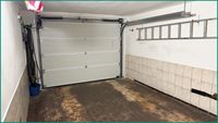 Garage im Haus mit Sektionaltor...