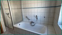 ...mit Badewanne und Dusche