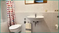 Bad mit Badewanne in der Einliegerwohnung