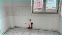 Platz in der Küche der Wohnung im Erdgeschoss ist genügend vorhanden
