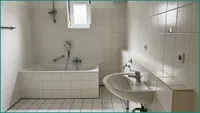 Badezimmer im Erdgeschoss mit Fenster, Badewanne und zusätzlicher Entlüftung sowie...