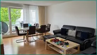Helles und gemütliches Wohnzimmer mit Balkonzugang im 1. Obergeschoss