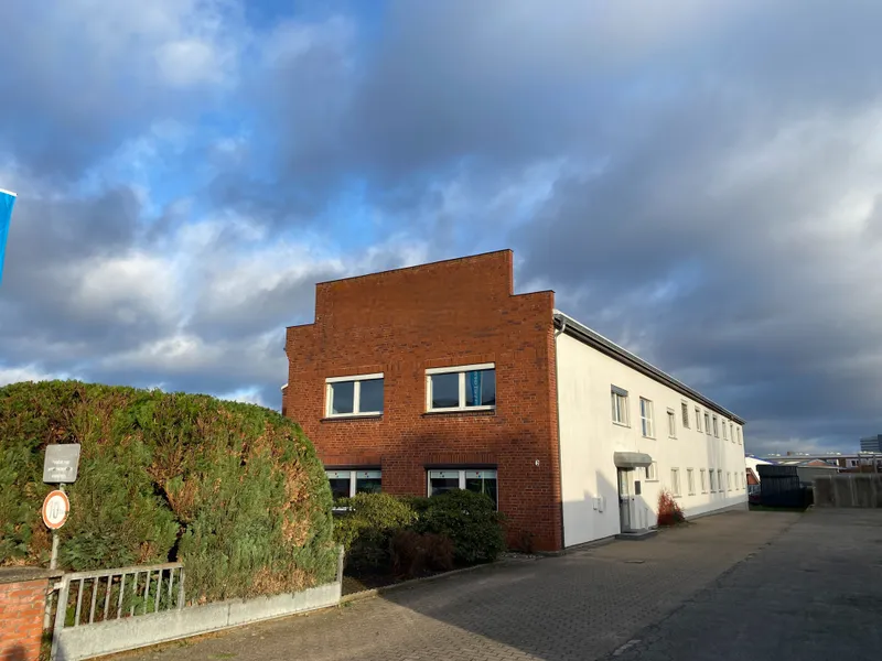 Günstiger Büro- und Gewerbetrakt mit Stellplätzen im Gewerbegebiet Genin