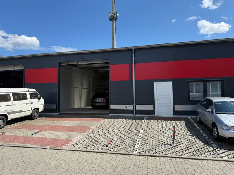 ** Kleine Halle mit Büro, Starkstrom und WC + 2 Stellplätzen **
