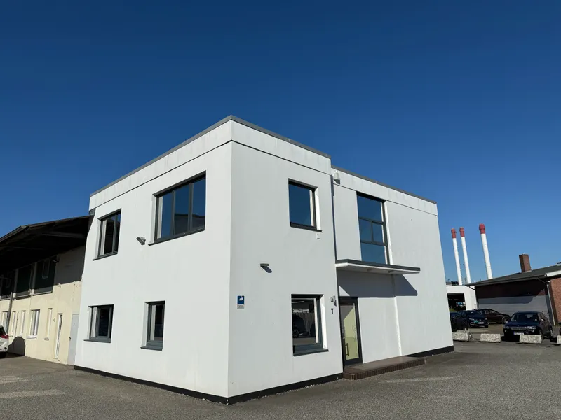 Bürohaus mit 4 Stellplätzen – Lübeck – Genin