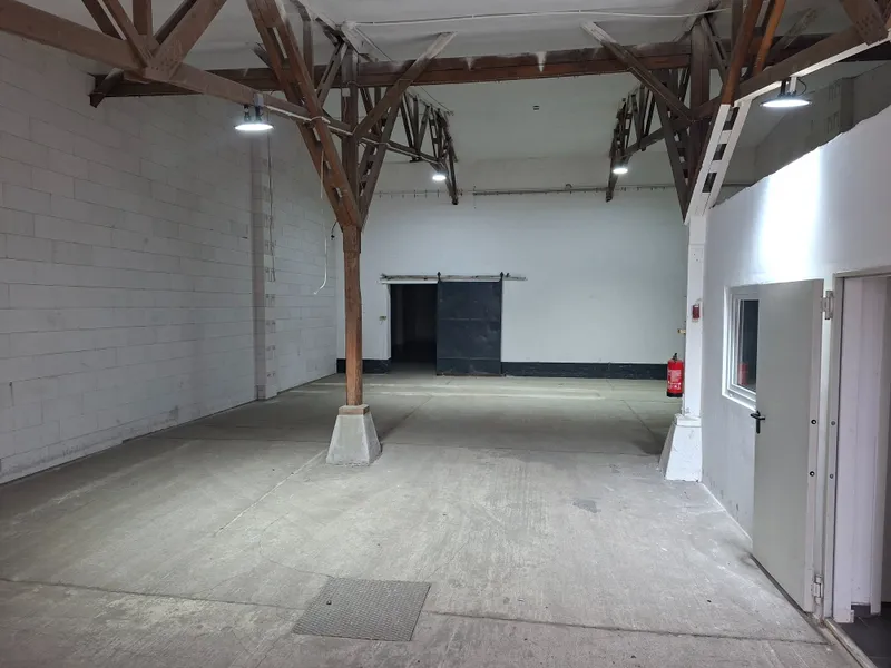 Provisionsfreie Lagerhalle mit Büro in Gewerbelage