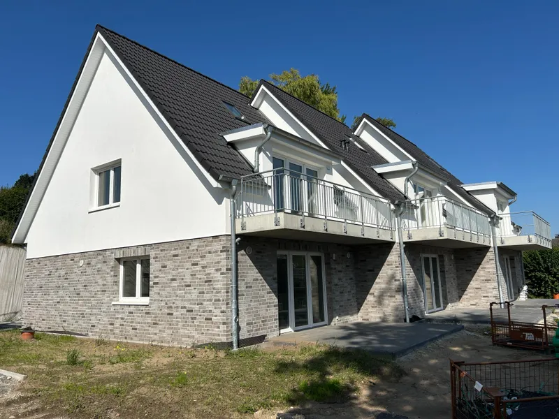 Verkauft ! NUR 2 von 6 H&auml;usern verf&uuml;gbar ! Neubau-Townh&auml;user in traumhafter Lage