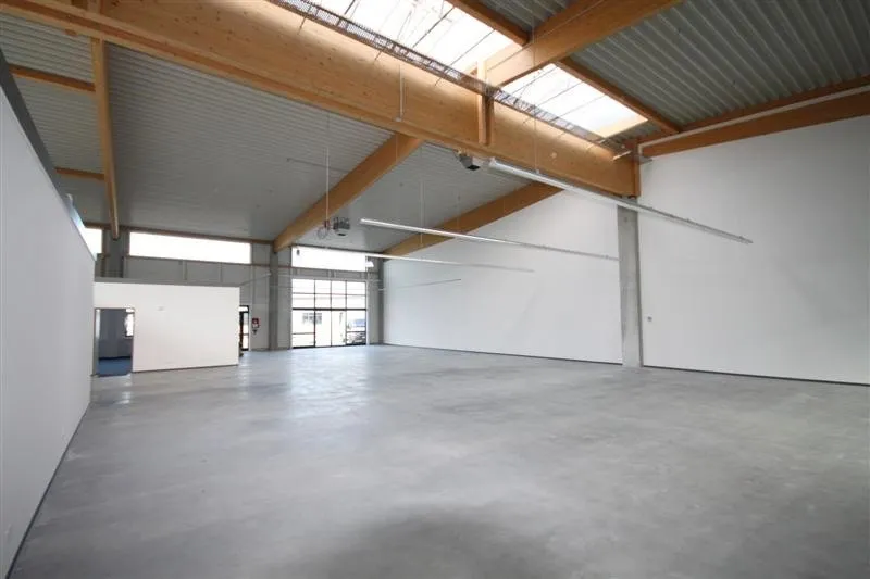 Halle 618 m&sup2; inkl. ca. 80m&sup2; B&uuml;ro und 4 Stellpl&auml;tzen