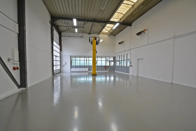 Vielseitige Gewerbehalle mit B&uuml;ro &ndash; ca. 300 m&sup2;, 5,5 m Hallenh&ouml;he & starke Bodentragkraft