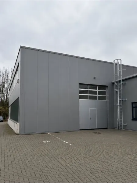 Vielseitige Gewerbehalle mit B&uuml;ro &ndash; ca. 225 m&sup2;, 5,5 m Hallenh&ouml;he & starke Bodentragkraft