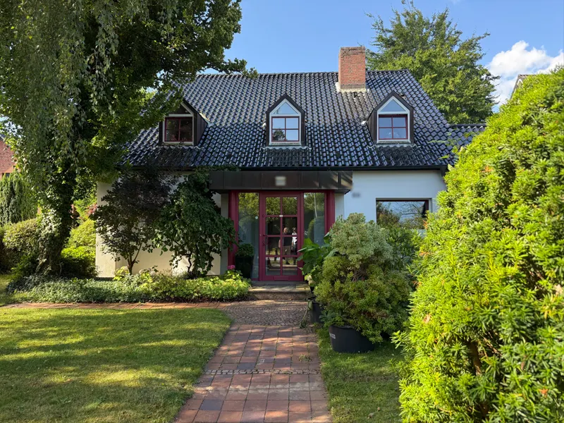 Ein Zuhause mit Seltenheitswert &ndash; park&auml;hnlicher Garten und viel Privatsph&auml;re in L&uuml;beck