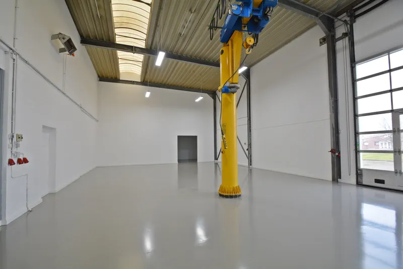 Vielseitige Gewerbehallen mit B&uuml;ro & B&uuml;rofl&auml;chen &ndash; ca. 3.500 m&sup2;, 6,5 m Hallenh&ouml;he & starke Bodentragkraft
