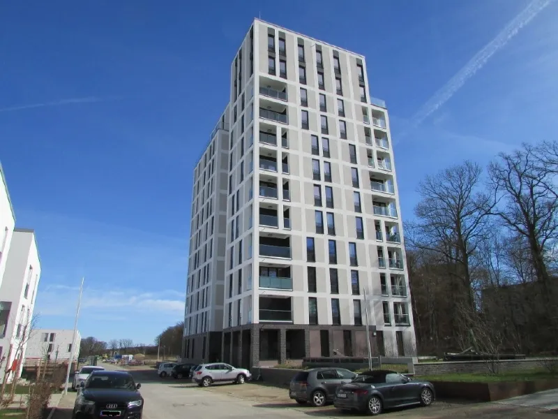 MODERNES EINFAMILIENHAUS MIT GROSSEM GRUNDSTÜCK, GARAGEN UND HALLE …
