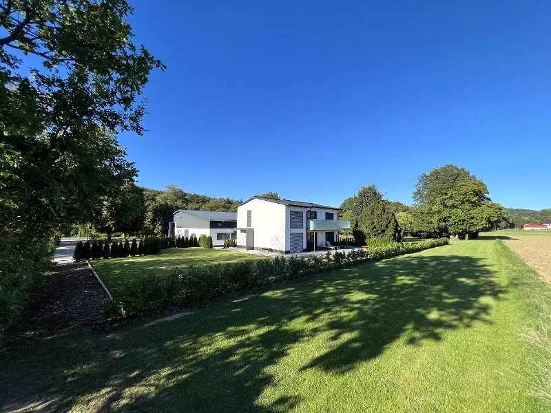 MODERNES EINFAMILIENHAUS MIT GROSSEM GRUNDSTÜCK, GARAGEN UND HALLE …