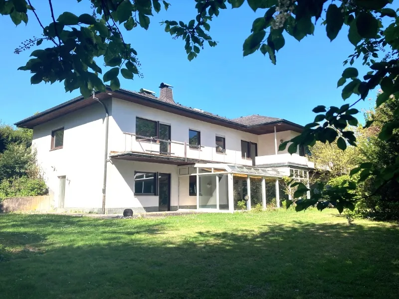 GROSSES EINFAMILIENHAUS MIT POTENTIAL-SANIERUNGSOBJEKT IN GUTER LAGE …