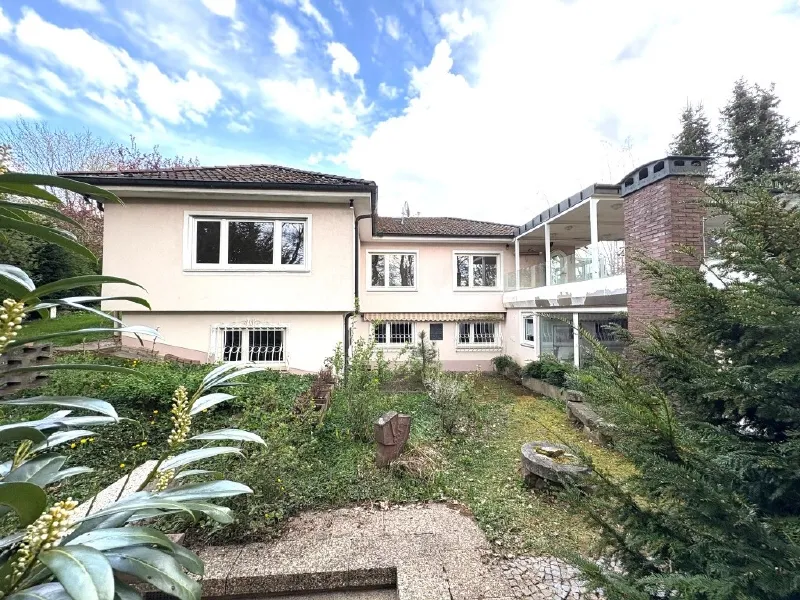 REPRÄSENTATIVES EINFAMILIENHAUS MIT GROSSEM GRUNDSTÜCK UND ELW…