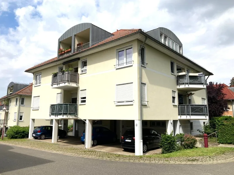 MARKKLEEBERG – SCHÖNE DG WOHNUNG MIT LOGGIA UND STELLPLATZ…