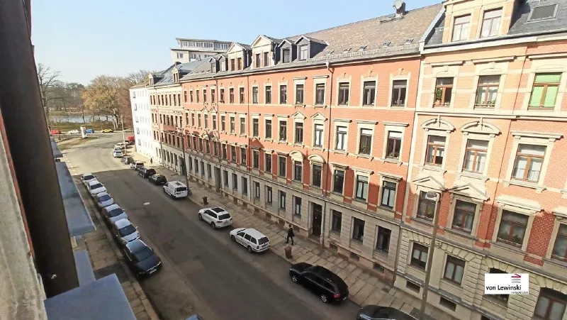 NUR 100 METER BIS ZUM SCHLOSSTEICH…