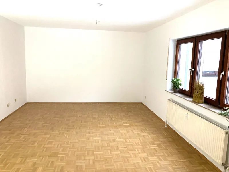 SOFORT BEZUGSFREIE SINGLE-WOHNUNG MIT STELLPLATZ …