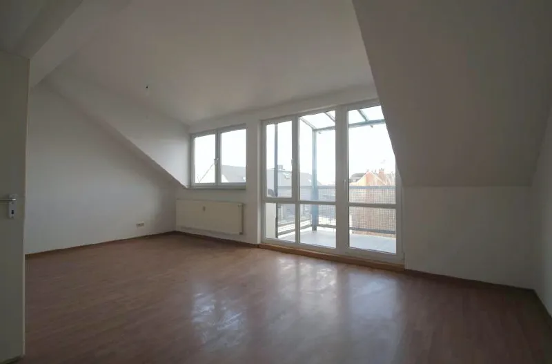 MIT CHARMANTEN DACHSCHRÄGEN, BALKON UND AUFZUG IM LUTHERVIERTEL…