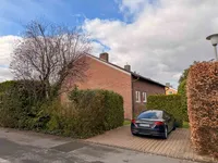 Stellplatz und Hausansicht