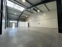 vergleichbare Halle leer