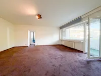 Wohnzimmer mit Balkonzugang von zwei Seiten