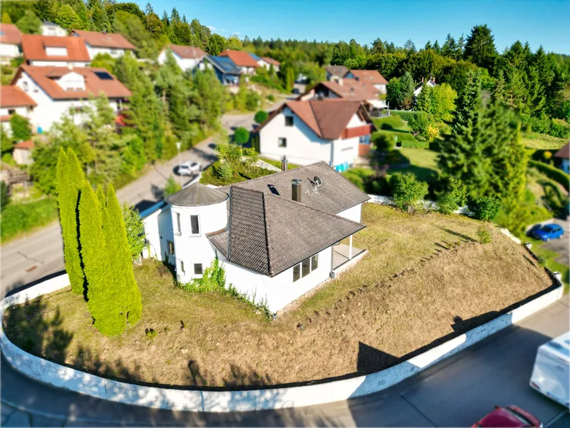 Bungalow mit großer Doppelgarage in Aussichtslage